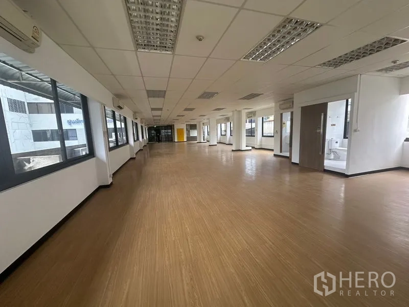 Office Space for rent in Bang Rak, Bangkok - Long flexible office floor plate with windows on both sides and access to a meeting room.
