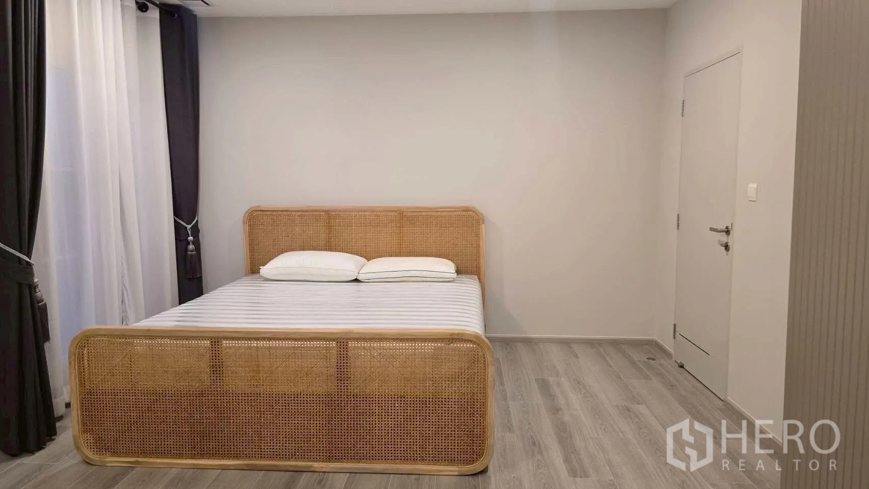 半独立式住宅 for rent in Prawet, Bangkok - 极简卧室，藤编床架、窗帘与木纹地板