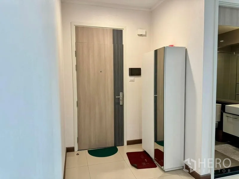 公寓 出售在Ratchathewi, Bangkok - 入户玄关，木门、鞋柜与通高镜。