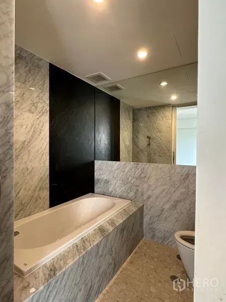 Townhouse for sale in Yan Nawa, Bangkok - Marble-clad bathroom with soaking tub, shower and recessed lighting