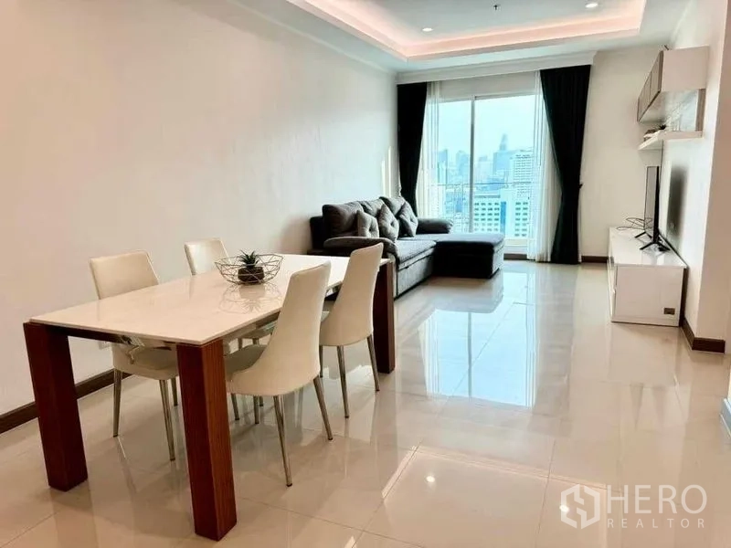 公寓 出售在Ratchathewi, Bangkok - 客餐一体空间，通往阳台的全景城市景观。