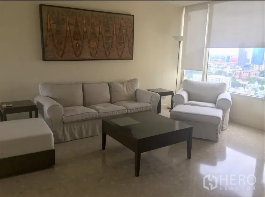 公寓 出租在Watthana, Bangkok - 宽敞客厅，浅色沙发与大窗，远眺曼谷天际线。