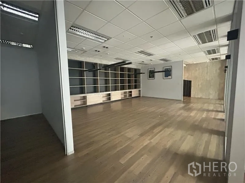 办公空间 出租 - 宽敞的开放式办公室，整面墙书架与木地板