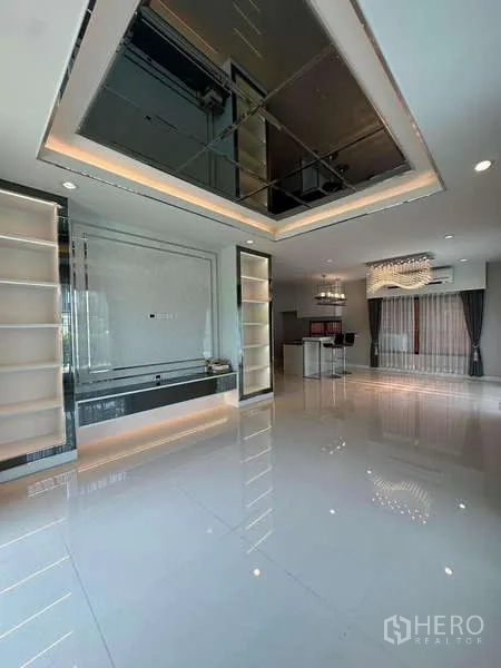 独立式住宅 出售在Prawet, Bangkok - 餐区，水晶吊灯、吧台岛与纱帘。