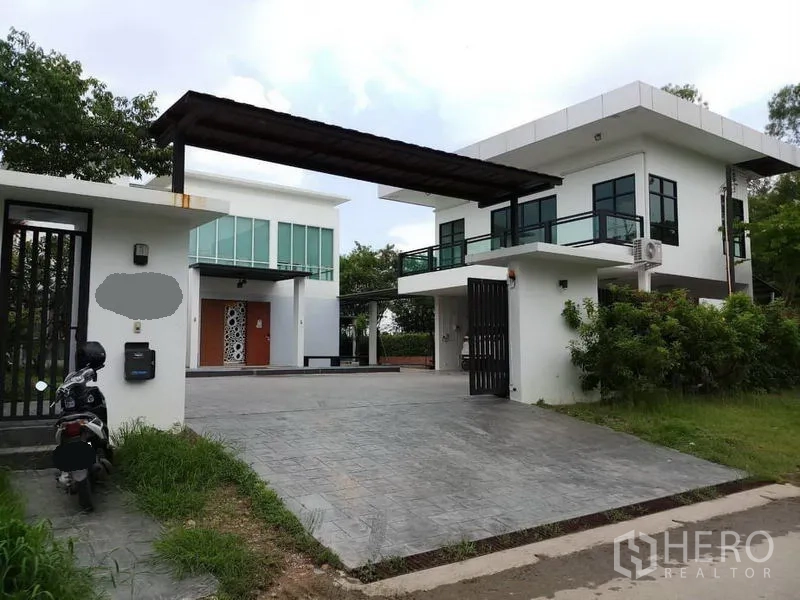 独立式住宅 出售在Thawi Watthana, Bangkok - 带门禁车道的现代两层独栋别墅，设有有顶车棚与阳台，位于Thawi Watthana。