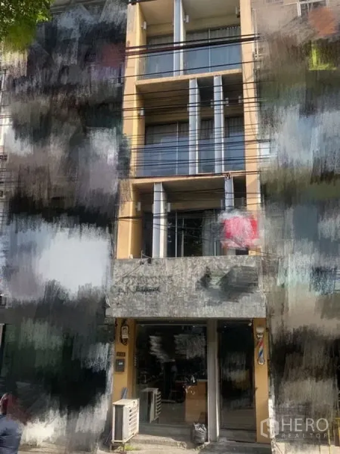 店屋 出租或出售在Khlong Toei, Bangkok - 多层店屋外立面，带阳台与底层店面，邻近BTS Phra Khanong。