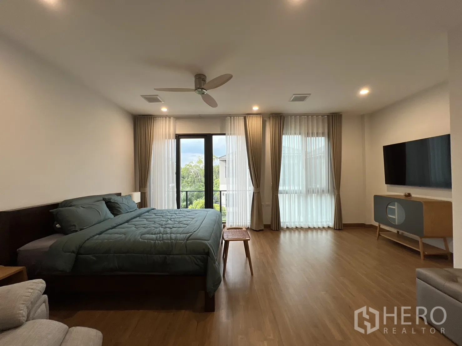 独立式住宅 出租在Prawet, Bangkok - 主套房通过大窗眺望绿景。