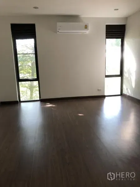 独立式住宅 出租在Prawet, Bangkok - 卧室铺木地板，两扇高窗，壁挂空调。