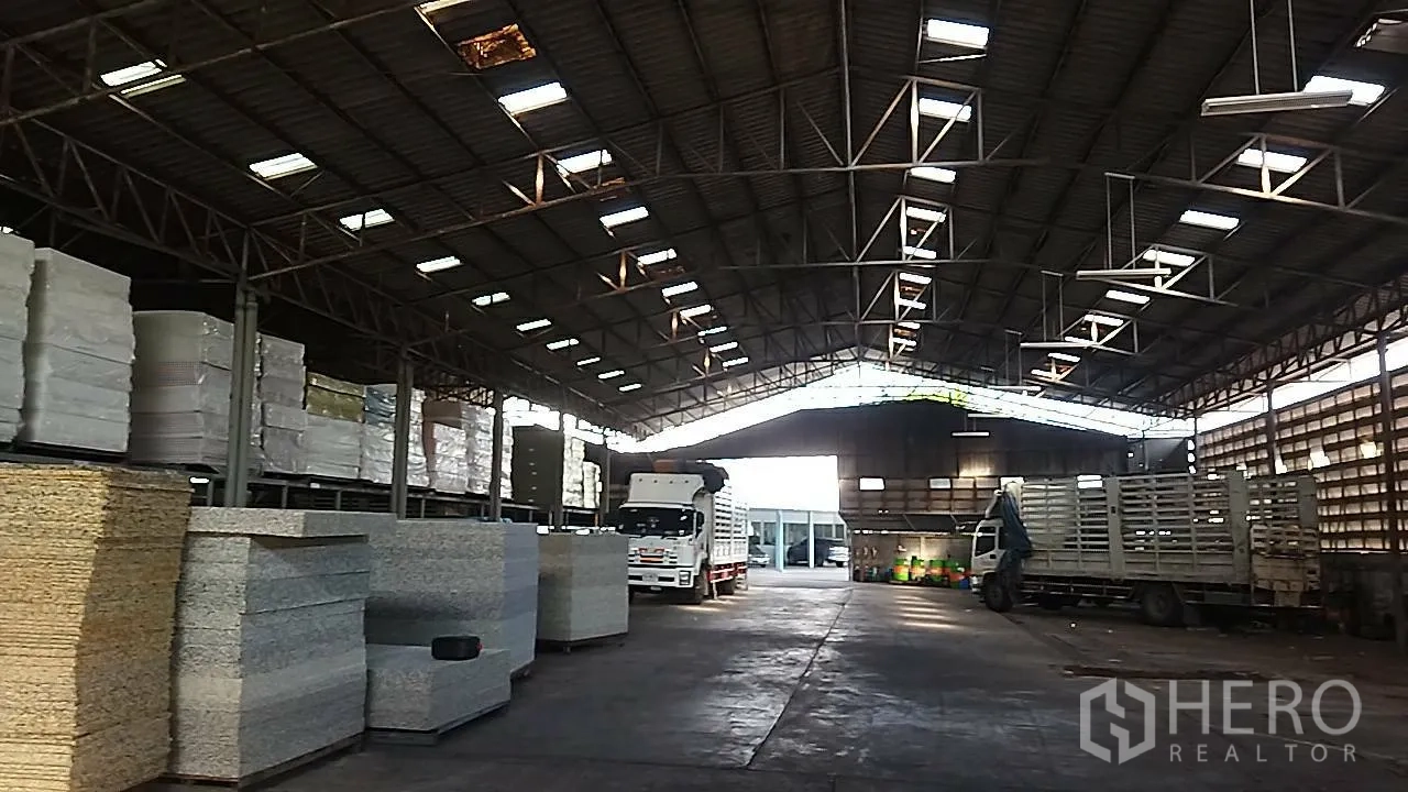 คลังสินค้า ให้เช่าในBang Khun Thian, Bangkok - พื้นที่ขนถ่ายสินค้าตรงกลางโกดัง พื้นคอนกรีตและแสงสว่างจากหลังคา