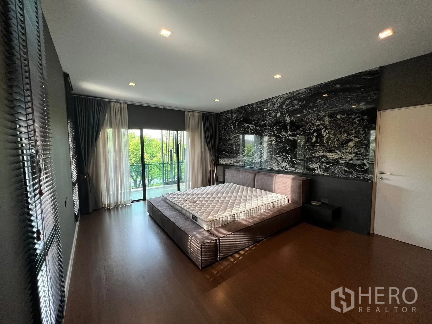 บ้าน ให้เช่าในBang Phli, Samut Prakan - ห้องนอนมาสเตอร์มุมมองโชว์ผนังลายหินอ่อนสีดำและประตูบานเลื่อนสู่ระเบียง