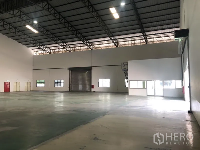 คลังสินค้า ให้เช่า - ฮอลล์โกดังกว้าง มีประตูม้วน บล็อกสำนักงานและบันได