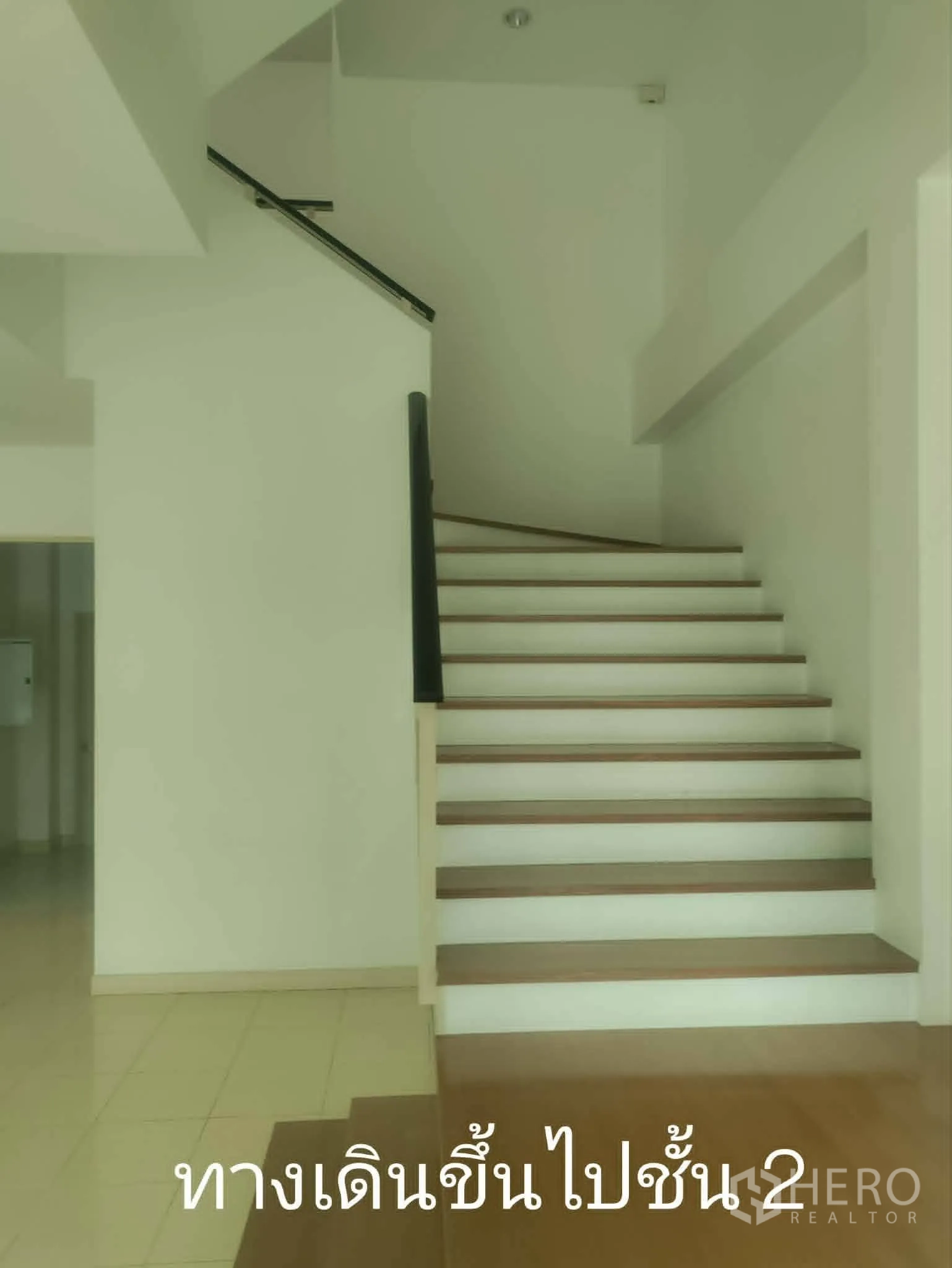 家庭办公室 for rent in Lat Phrao, Bangkok - 深色扶手楼梯通往上层。