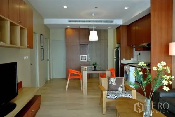 คอนโด ให้เช่าในWatthana, Bangkok - ห้องนั่งเล่นและรับประทานอาหารแบบเปิดโล่ง ตู้ไม้ ครัวบิลท์อิน โต๊ะกระจก และเครื่องซักผ้า
