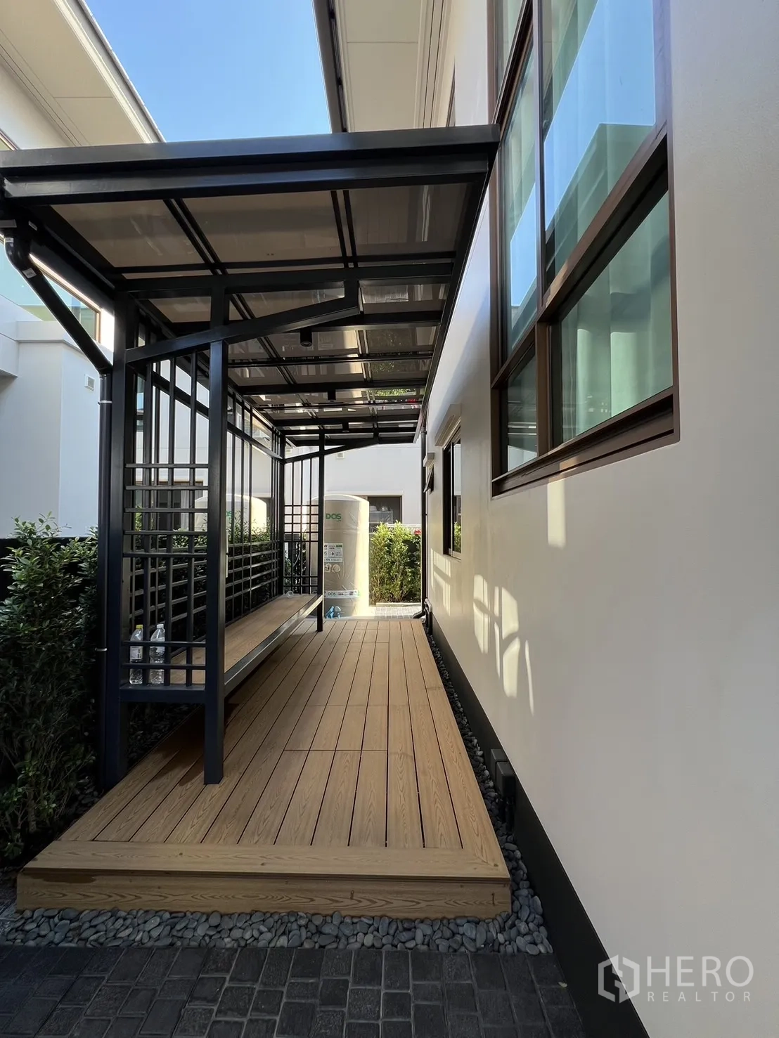 独立式住宅 出租或出售在Bang Kapi, Bangkok - 侧边露台配钢结构凉棚和抬高的木平台。