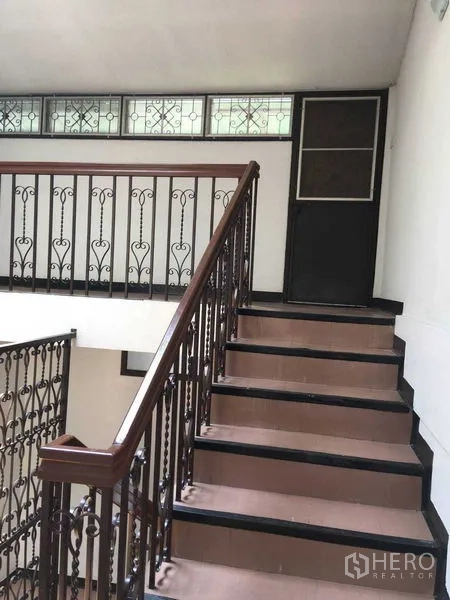 联排别墅 出租在Phra Khanong, Bangkok - 楼梯间配装饰铁栏杆与高侧窗。