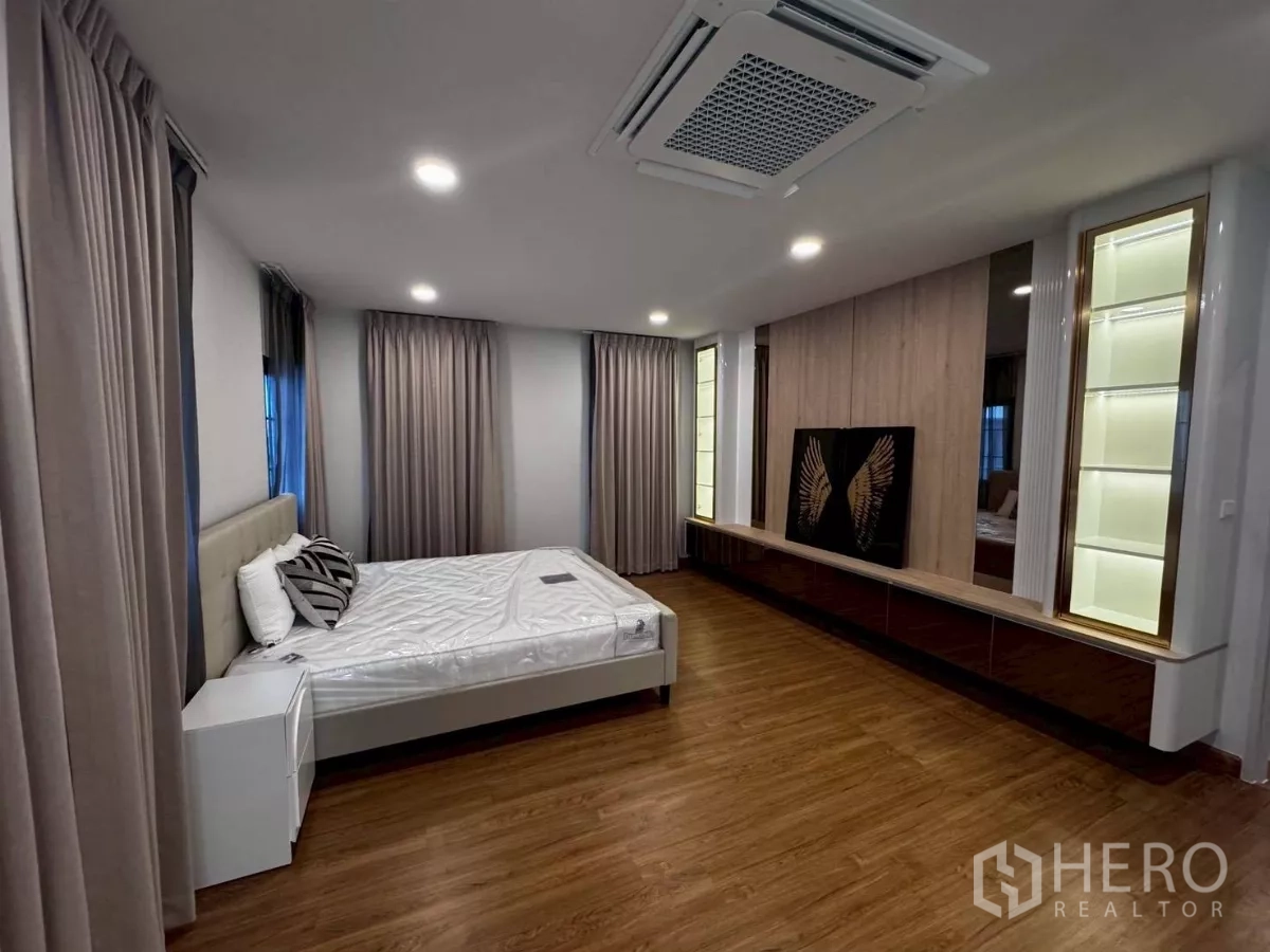 บ้าน ให้เช่าในBang Phli, Samut Prakan - ห้องนอนใหญ่กว้าง หน้าต่างรอบด้าน แอร์ฝังฝ้า และตู้ทีวียาว
