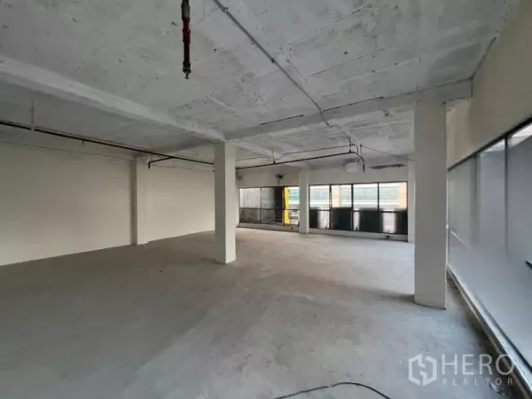 零售空间 出租在Watthana, Bangkok - 店铺一角，宽幅窗户带来自然采光