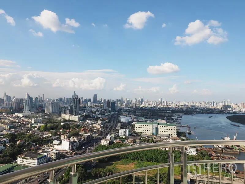公寓 出租在Yan Nawa, Bangkok - 从弧形栏杆阳台远眺城市与湄南河河湾景致。