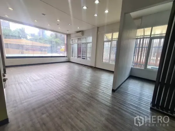 Retail Space for rent in Watthana, Bangkok - Corner retail area with wraparound windows and city street views.