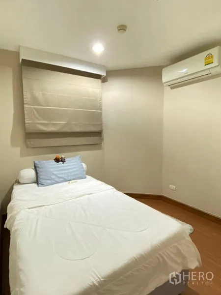 คอนโด ให้เช่า - ห้องนอนขนาดกะทัดรัด เตียงเดี่ยว แอร์แขวนผนัง และมู่ลี่ผ้า
