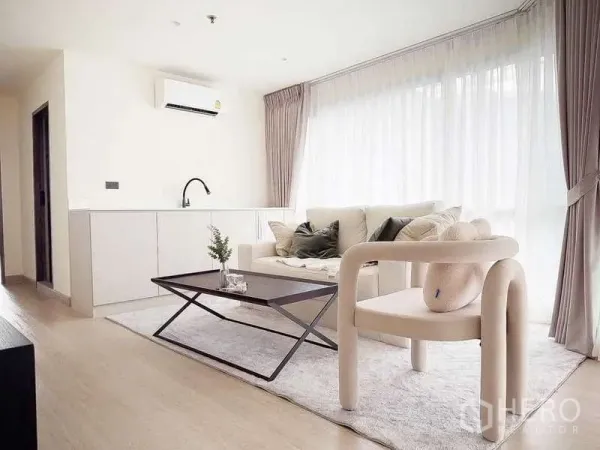 คอนโด ขายในWatthana, Bangkok - ห้องนั่งเล่นสว่างด้วยกระจกบานใหญ่ โซฟาและเก้าอี้ดีไซน์