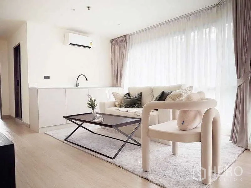คอนโด ขายในWatthana, Bangkok - ห้องนั่งเล่นสว่างด้วยกระจกบานใหญ่ โซฟาและเก้าอี้ดีไซน์
