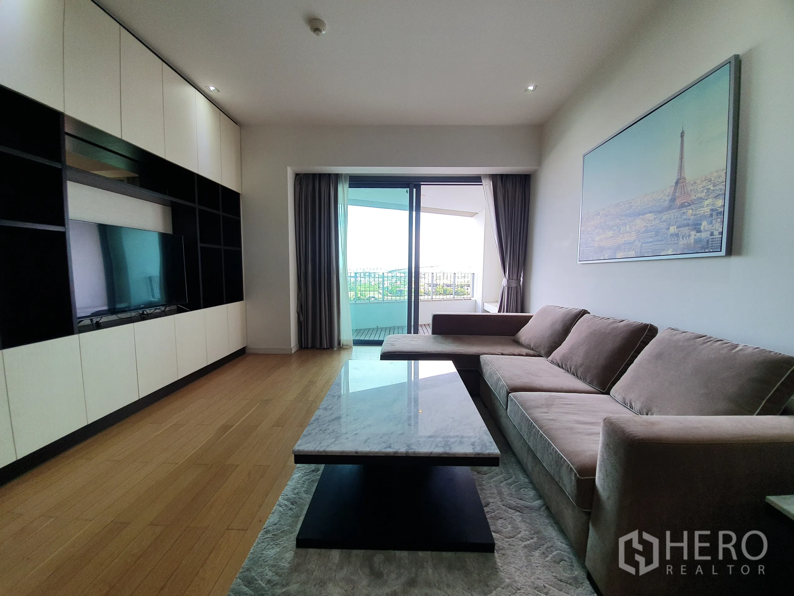 公寓 出租或出售在Yan Nawa, Bangkok - 客厅通往阳台，望河景，配大理石茶几与大窗。