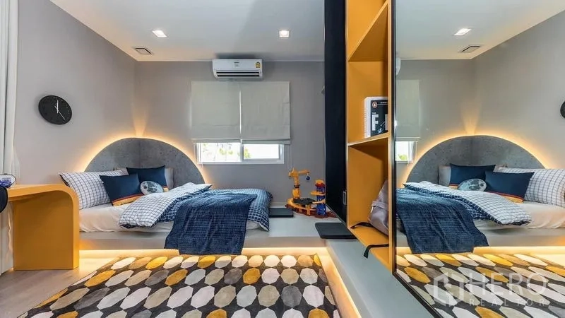 独立式住宅 出租在Prawet, Bangkok - 儿童双床房，几何地毯与LED床头及收纳。