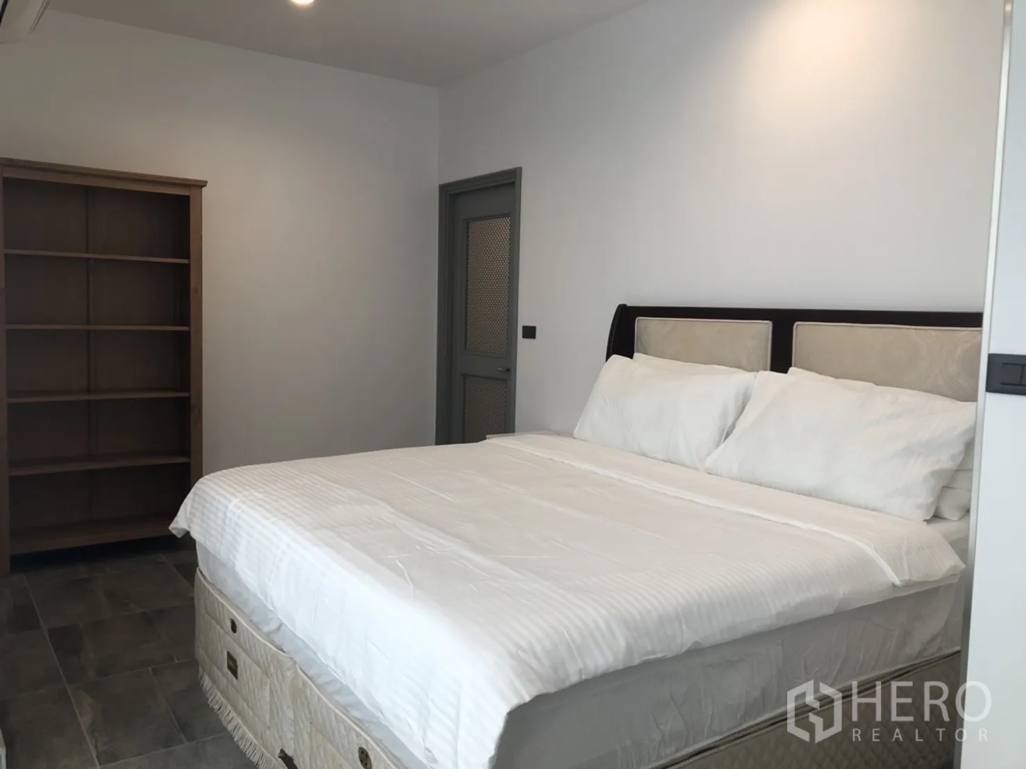 คอนโด ให้เช่าในSathon, Bangkok - ห้องนอนที่สองเตียงคู่ ชั้นวางไม้โล่ง และโทนตกแต่งเรียบง่าย
