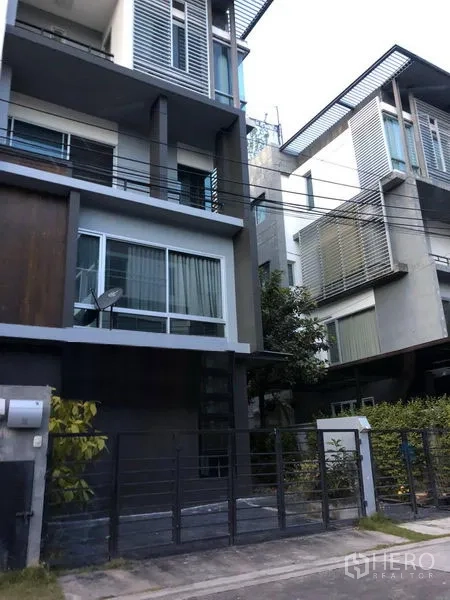 带办公室的家 出售在Wang Thonglang, Bangkok - 曼谷现代居家办公楼的街景外观，带入户围栏与大窗