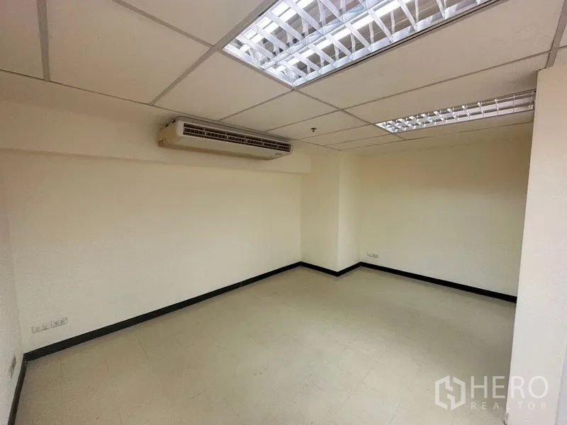 สำนักงาน ให้เช่าในWatthana, Bangkok - ห้องทำงานขนาดกะทัดรัด ติดแอร์ผนังและไฟฟลูออเรสเซนต์บนฝ้า