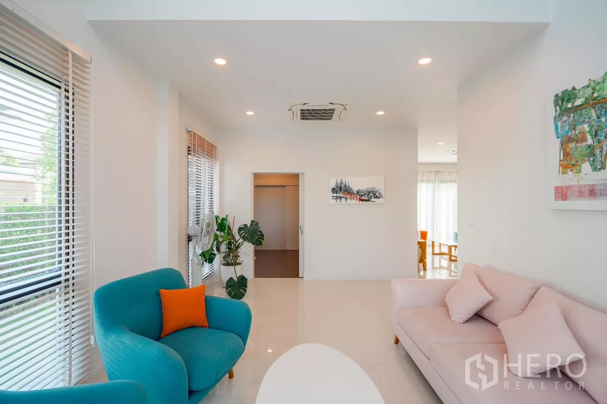 Detached House for sale in Saphan Sung, Bangkok - Living area with pastel sofas, garden views and abundant natural light.