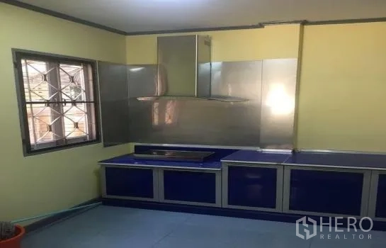 独立式住宅 出租在Khlong Sam Wa, Bangkok - 实用泰式厨房，带窗户，不锈钢挡板与排油烟机，蓝色底柜