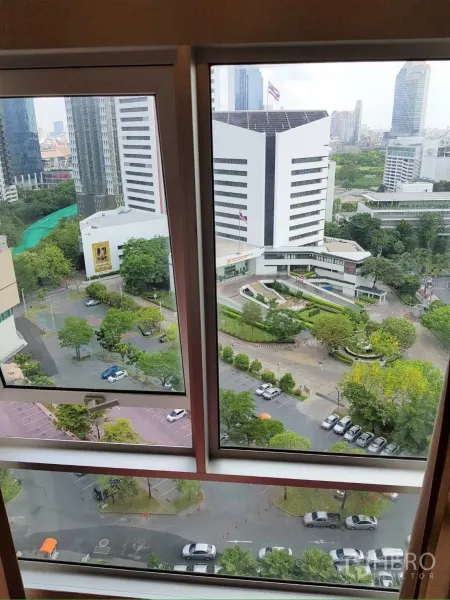 คอนโด ให้เช่าในHuai Khwang, Bangkok - วิวจากหน้าต่างเห็นอาคารสำนักงาน พื้นที่สีเขียว และลานจอดรถ