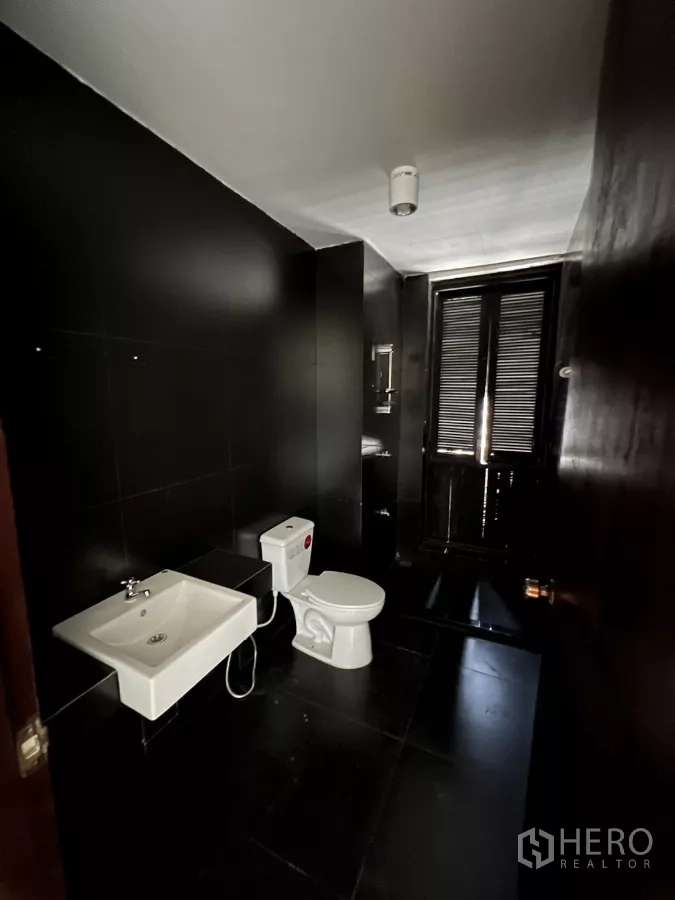 带办公室的家 出租在Pathum Wan, Bangkok - 黑色瓷砖卫生间，带窗与步入式淋浴区。