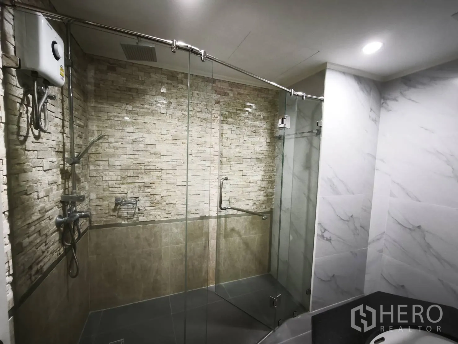 คอนโด for rent in Watthana, Bangkok - ห้องอาบน้ำแบบกระจกกั้นพร้อมฝักบัวเรนชาวเวอร์และผนังลายหิน