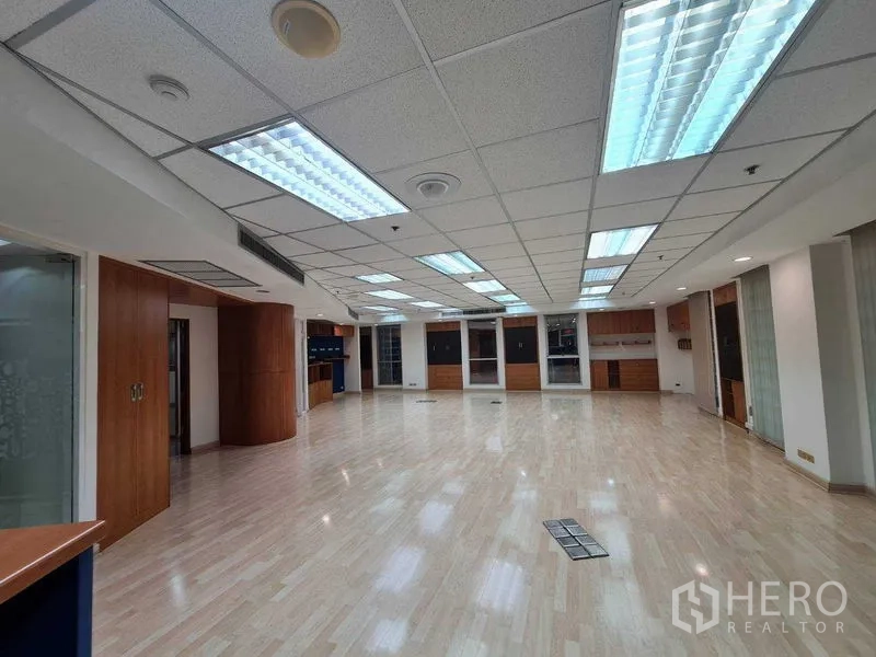สำนักงาน ให้เช่าในRatchathewi, Bangkok - พื้นที่ทำงานเปิดโล่ง เพดานแขวน ไฟฟลูออเรสเซนต์ และพื้นไม้ลามิเนต