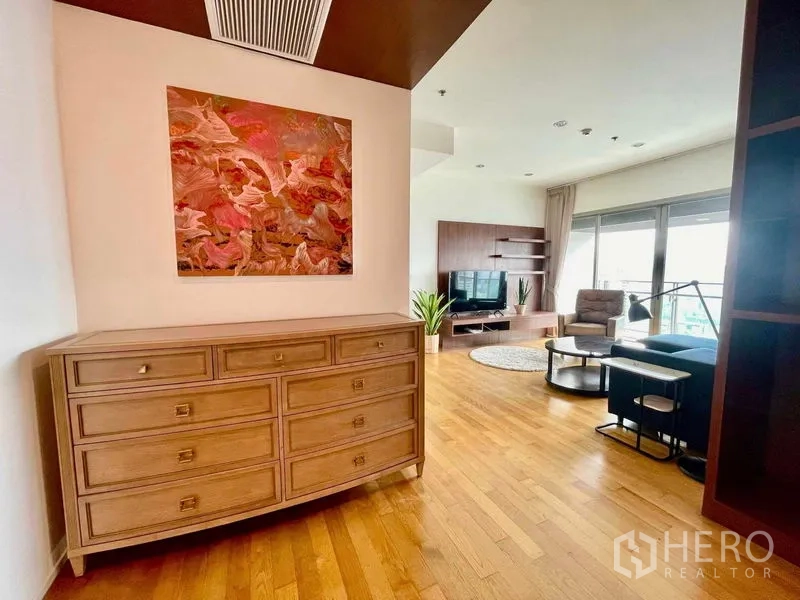 公寓 出租在Watthana, Bangkok - 入口玄关设抽屉柜，连通明亮客厅。