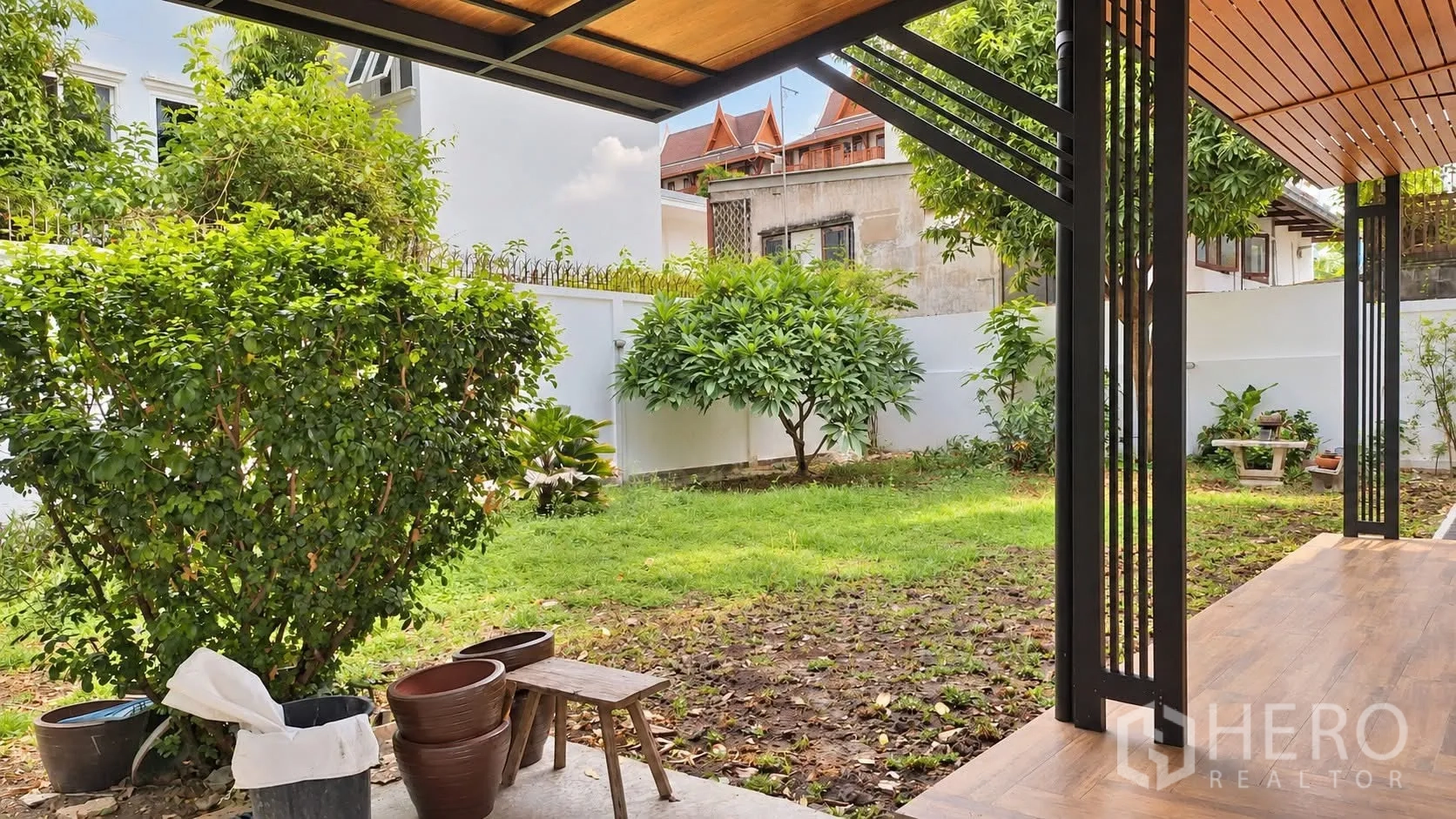 บ้านเดี่ยว for rent in Khlong Toei, Bangkok - เฉลียงมีหลังคามองออกไปยังสวนสีเขียวและไม้พุ่ม