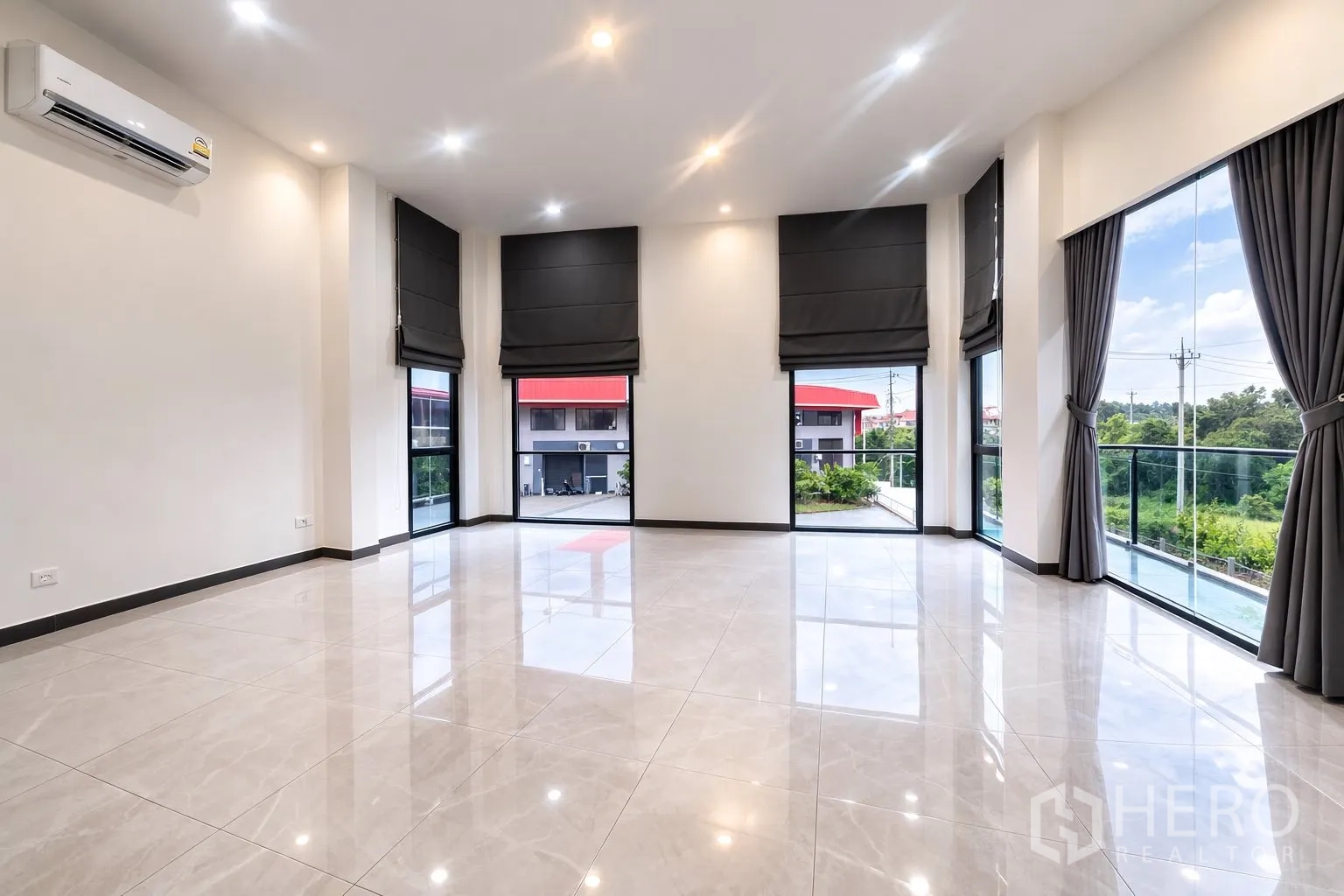 โรงงาน for rent in Krathum Baen, Samut Sakhon - ห้องออฟฟิศใหญ่ติดแอร์ ม่านทึบ และกระจกบานกว้างมองวิว