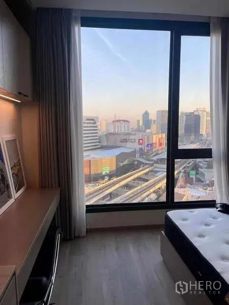 公寓 出租 - 窗边工作位，可见天际线与轨道交通景观。