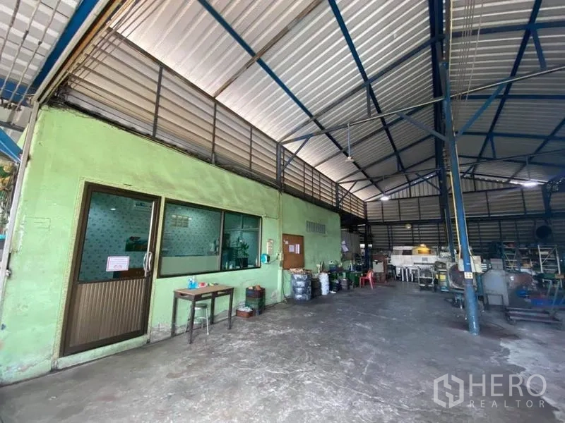 โรงงาน ขายในBang Khun Thian, Bangkok - โซนทำงานพร้อมอาคารสำนักงานผนังสีเขียว ใต้โครงหลังคาสูง