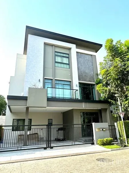 Detached House for rent in Phra Khanong, Bangkok - Modern three-story detached house with gated front yard and balcony in Sukhumvit 101 area.