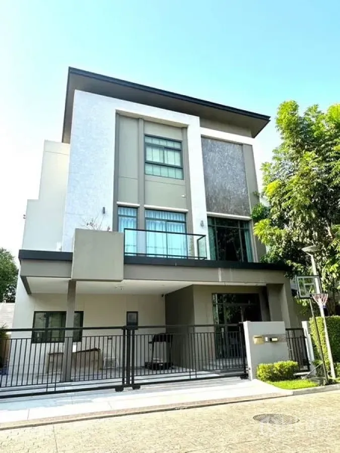 Detached House for rent in Phra Khanong, Bangkok - Modern three-story detached house with gated front yard and balcony in Sukhumvit 101 area.