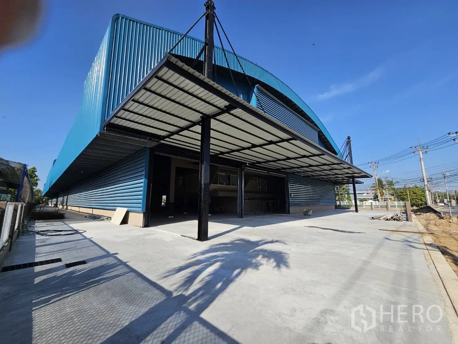 โรงงาน ให้เช่าในChon Buri - ลานโหลดมีหลังคาคลุม ประตูบานม้วนกว้าง พื้นที่กลับรถบรรทุก