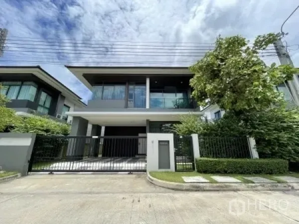 บ้าน ให้เช่าในBang Kapi, Bangkok - บ้านเดี่ยวสองชั้นสไตล์โมเดิร์น พร้อมรั้วและโรงจอดรถด้านหน้า