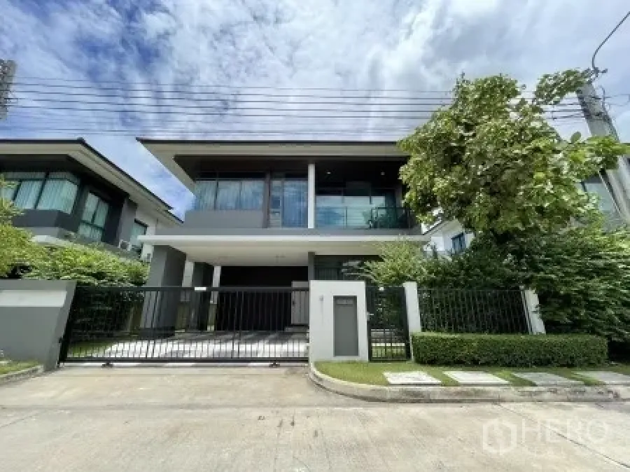 บ้าน ให้เช่าในBang Kapi, Bangkok - บ้านเดี่ยวสองชั้นสไตล์โมเดิร์น พร้อมรั้วและโรงจอดรถด้านหน้า