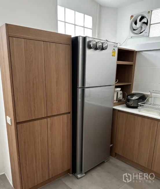 联排别墅 for rent in Sathon, Bangkok - 高柜与不锈钢双门冰箱位于厨房一侧。