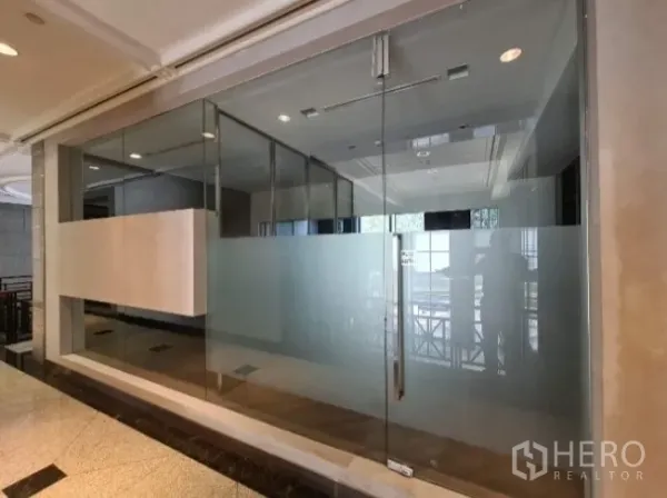 สำนักงาน ให้เช่า - ทางเข้าออฟฟิศกระจก พร้อมแผงฟิล์มฝ้า มองเห็นโถงทางเดิน