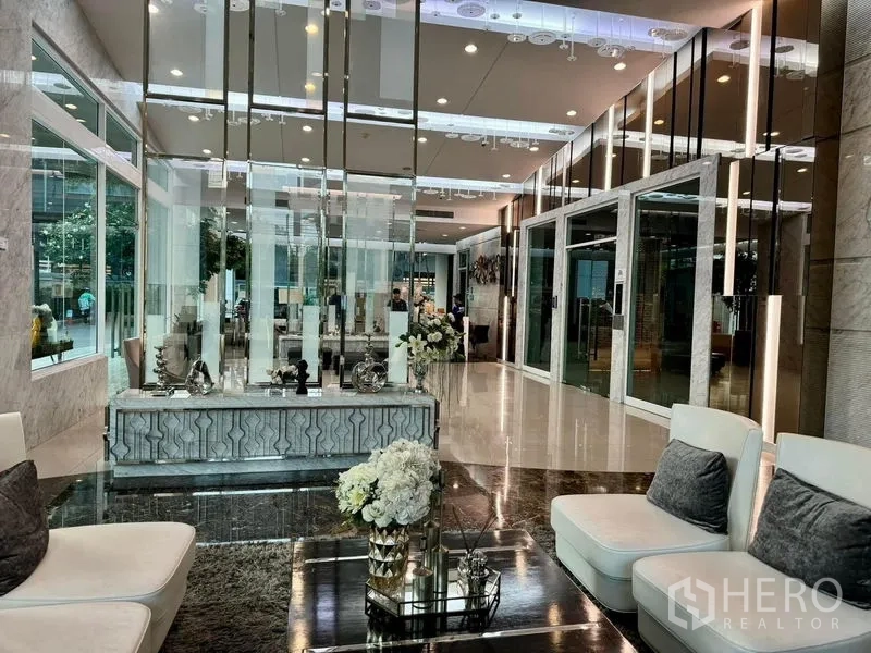 公寓 出售在Ratchathewi, Bangkok - 时尚大堂，带大理石装饰、座位与镜面细节。